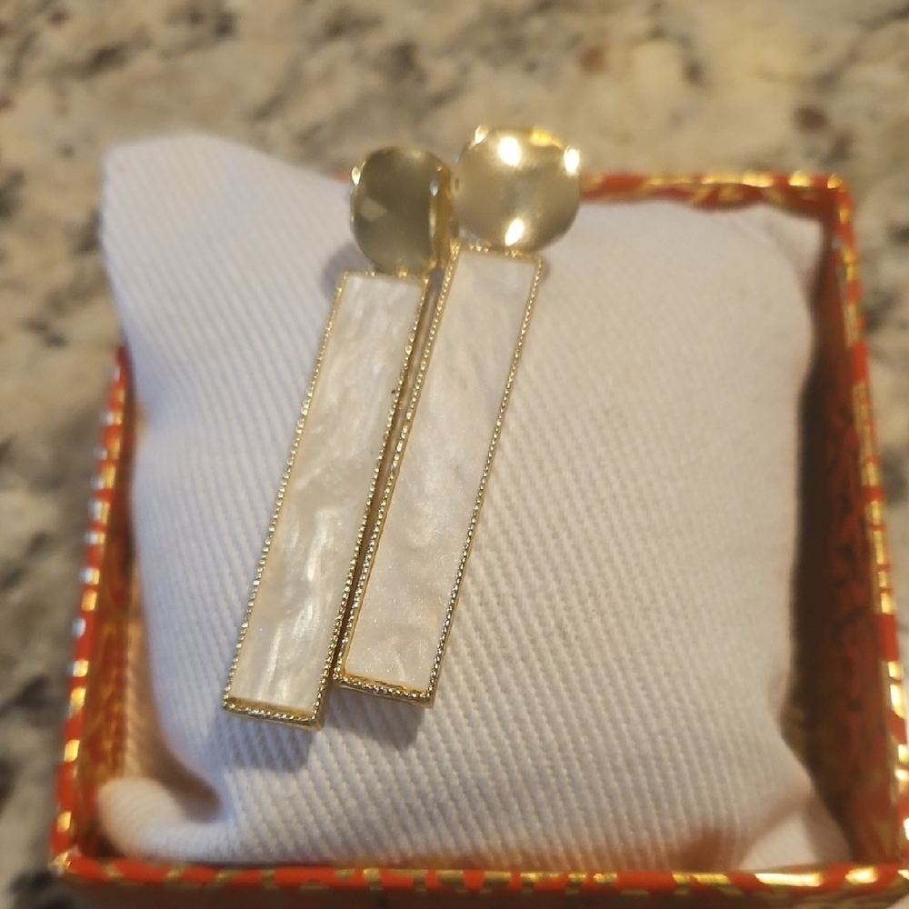 Chic Gold And White Rectangular Earrings - image 1